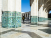 Hbsch geflieste Sulen mit Hufeisenbgen in den Arkaden der Hassan-II.-Moschee, Casablanca, Marokko