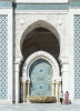 Hufeisenbgen rund um einen gefliesten Brunnen der Hassan-II.-Moschee, Casablanca, Marokko