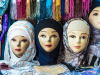 Drei Kleiderpuppen in der Medina von  Casablanca werben fr marokkanische Kopftuchmode, Marokko