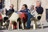 Perugia: Drei Männer genießen in einem Straßencafè auf der Piazza della Repubblica die wärmende Frühlingssonne  