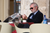 Perugia: Ein Mann liest Zeitung in der wärmenden Frühlingssonne 