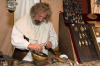 Bremen, Mittelaltermarkt: Kunsthandwerker bei der Schmuckherstellung