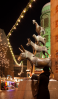 Bremen: Eine Besucherin des beliebten Weihnachtsmarktes umfasst die Vorderbeine des Esels der Bremer Stadtmusikanten. Das bringt Glck.