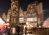 Bremen: Der Roland umgeben vom Bremer Weihnachtsmarkt