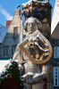 Bremen: Der Bremer Roland mit dem doppelköpfigen Adler zur Zeit des Weihnachtsmarktes
