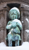 Bremen: Knabe mit Kröte, eine Figurine am Marcus-Brunnen auf dem Liebfrauenkirchhof