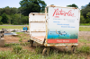Costa Rica, Bahia Drake: Gepckwagen von Nature Air neben der Rollbahn des Flughafens
