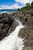 Costa Rica, Gischt zwischen zwei Felsen an der traumhaft schönen Playa Cocalito