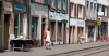 Basel: Eine Frau schlendert die Spalenvorstadt entlang