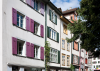 Basel: Eine hbsche Huserfassade mit farbigen Fensterlden in der Altstadt