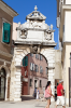 Kroatien, Istrien, Rovinj: Durch den Bogen von Balbi, der  im 17. Jahrhundert entstanden ist, gelangt man in die Altstadt 