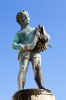 Kroatien, Istrien, Rovinj: Die Bronzeplastik eines Jungen mit einem Fisch bekrönt einen Brunnen im Südhafen