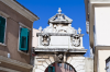 Kroatien, Istrien, Rovinj: Der Balbi-Bogen ist zur Hafenseite hin mit dem venezianischen Löwen geschmückt