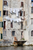 Kroatien, Istrien, Rovinj: Ein typisches Bild, Wäsche trocknet vor einer Häuserfassade
