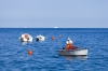 Kroatien, Istrien, Rovinj: Ein Fischer in seinem kleinen Boot bei seiner morgendlichen Arbeit