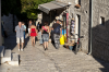 Kroatien, Istrien, Rovinj: Touristen schlendern in der Abendsonne die Grisia  entlang