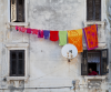 Kroatien, Istrien, Rovinj: Bunte Wäsche trocknet vor einer Häuserfassade