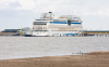 Ditzum: Das Kreuzfahrtschiff AIDAsol passiert bei seiner berfhrung das Ems-Sperrwerk