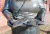 Ditzum: Bronzeplastik einer Fischverkuferin am Muhdehafen