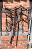 Wendland: Rostige Zinkenegge an der Wand eines alten Fachwerkhauses