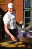 Wendland, Lbeln: Ein junger Koch bereitet Kartoffelpuffer vor dem Kartoffelhotel zu