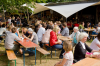 Wendland, Mtzingenta: Besucher der Kulturellen Landpartie erholen sich in einem Gartenlokal 