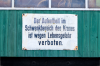 Niedersachsen, Varel: Warnschild an einem Schwenkkran im Vareler Hafen