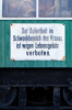 Niedersachsen, Varel: Warnschild an einem Schwenkkran im Vareler Hafen