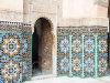 Schmuckvoll verzierte Wand in der Medersa Ben Youssef, eine um 1570 erbaute Koranschule, Marrakesch, Marokko