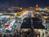 Der quirlige Hauptplatz Djemaa el Fna bei Nacht, Marrakesch, Marokko