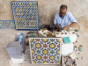 Ein Kunsthandwerker stellt in mhevoller Kleinarbeit Fliesenmuster her, Saaditen Grber, Marrakesch, Marokko