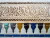 Eine mit Stuckelementen und farbigen Fliesen reich verzierte Wand im Bahia Palast, Marrakesch, Marokko