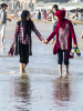 Zwei junge Marokkanerinnen spazieren am Strand von  Essaouira, Marokko