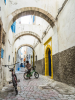 Eine malerische Gasse mit vielen Bgen in der Altstadt von Essaouira, Marokko
