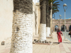 Eine Marokkanerin flaniert ber die Avenue de l'Istiqlal, Essaouira, Marokko