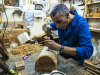 Ein Kunsthandwerker verziert Holzschatullen mit Intarsien, Essaouira, Marokko