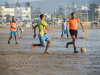 Marokkanische Mnner spielen Fuball am Strand von Essaouira, Marokko