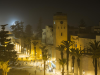 Der Uhrenturm und die Stadtmauer von Essaouira in einer nebligen Nacht, Marokko