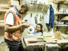 Ein Kunsthandwerker baut die typischen Holzschatullen, seiner Tochter gefllt es, Essaouira, Marokko