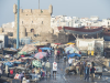 Blick ber die Verkaufsstnde im Hafen, im Hintergrund die Bastion und die Werft von Essaouira, Marokko