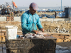 Ein Fischer entschuppt den Fang des Tages, Essaouira, Marokko