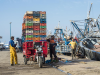 Zwei Hafenarbeiter vertuen Transportkisten auf einem dreirdrigen Transportmotorrad, Essaouira, Marokko
