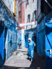 Eine marokkanische Hausfrau zieht ihren Einkaufswagen durch die Altstadt von Casablanca, Marokko