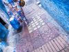 Eine marokkanische Hausfrau trägt ihre Einkäufe durch die Altstadt von Casablanca, Marokko