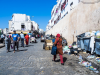 Straßenszene mit Müll in der Medina von Casablanca, Marokko