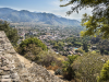 Der Blick von der aztekischen Kultsttte auf den Ort Malinalco im Tal von Toluca, Bundesstaat Mexico, Mexiko