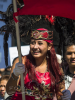 Tag von Guadalupe: Eine junge Fahnentrgerin erfeut sich am bunten Treiben bei diesem groen Fest, Mexico City, Mexiko