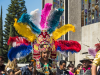 Ein festlich gekleidetes Mdchen mit oppulentem Kopfschmuck erfreut sich am Tag von Guadalupe, Mexico City, Mexiko