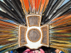Tag von Guadalupe: Kunstvoll arrangierter Federschmuck, Mexico City, Mexiko