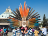 Tag von Guadalupe: Indiofrau mit kunstvoll arrangiertem, federnen Kopfschmuck, Mexico City, Mexiko